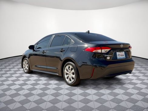Used 2021 Toyota Corolla LE FWD image 3
