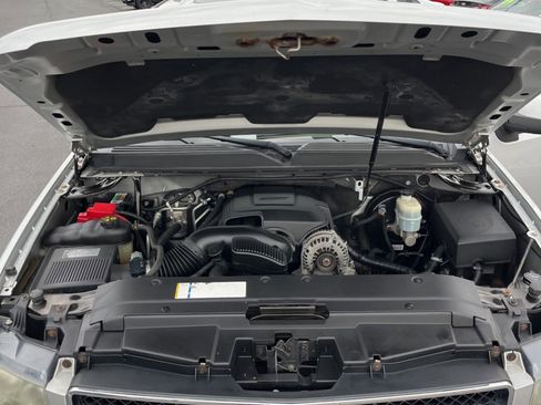 Used 2011 Chevrolet Suburban LT image 17