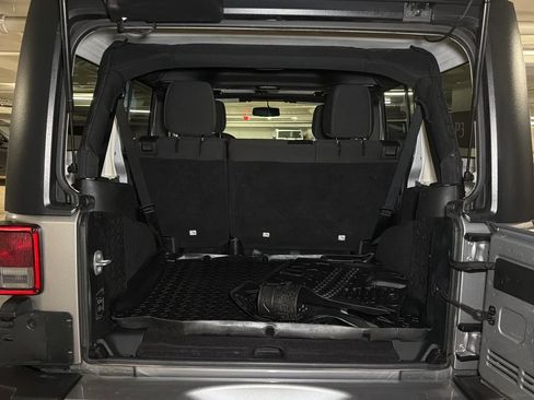 Used 2018 Jeep Wrangler Unlimited Sahara w/ Connectivity Group AWD/4WD image 5