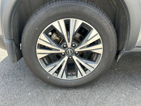 Used 2023 Nissan Rogue SV AWD/4WD image 3
