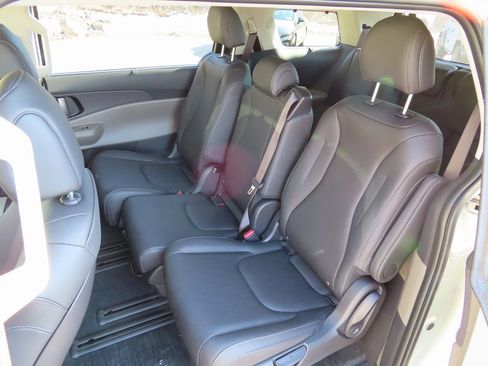 New 2026 Kia Carnival EX FWD image 23