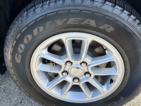 Used 2020 Jeep Grand Cherokee Laredo image 10