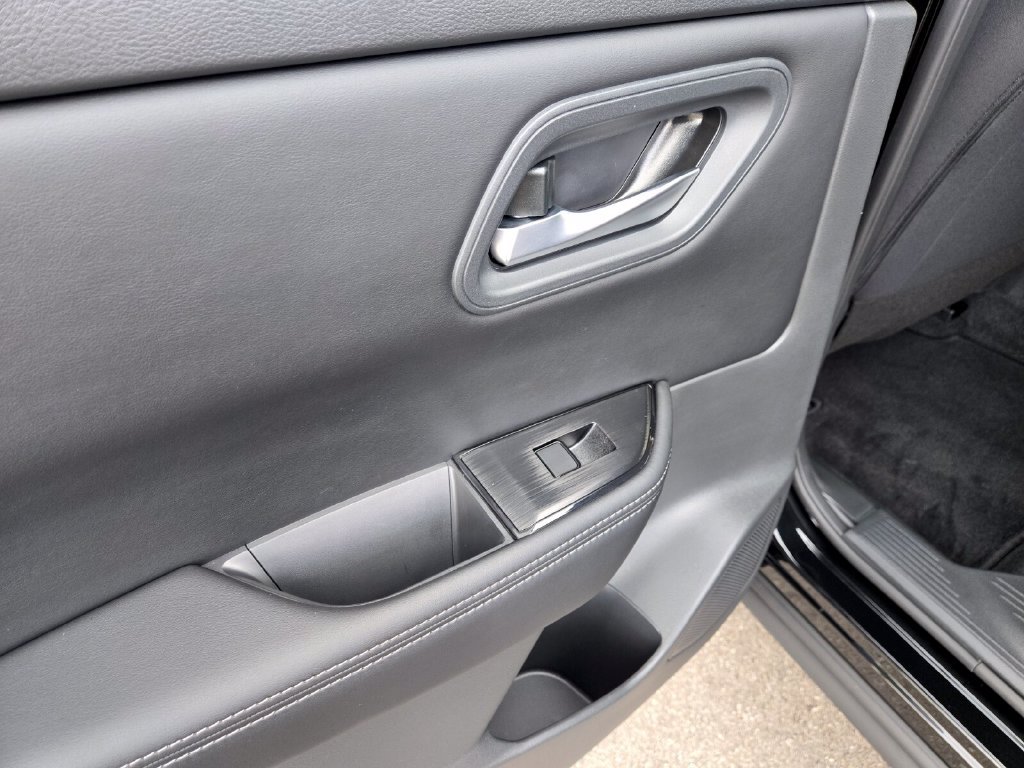 Certified 2026 Nissan Rogue SV FWD image 18
