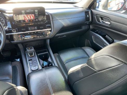 Certified 2023 Nissan Pathfinder SL w/ Lighting Package (N92) image 12