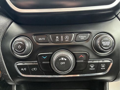 Used 2020 Jeep Cherokee Latitude Plus w/ Cold Weather Group AWD/4WD image 26