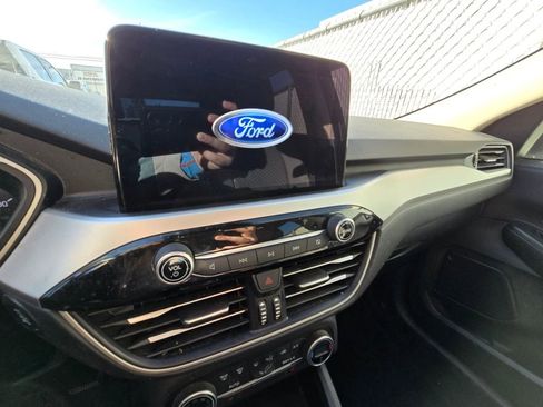 Used 2020 Ford Escape SE image 12
