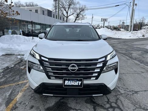 Used 2024 Nissan Rogue Platinum image 3