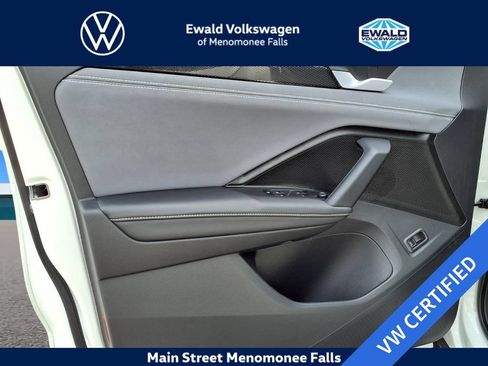 Certified 2025 Volkswagen Tiguan SE w/ Panoramic Sunroof Package AWD/4WD image 9