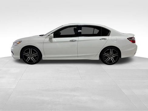 Used 2017 Honda Accord Touring image 5