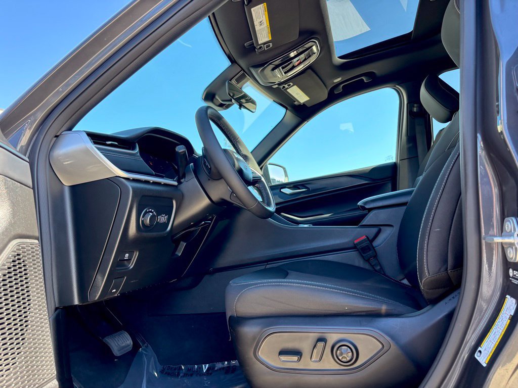 Used 2025 Jeep Grand Cherokee L Laredo RWD image 8