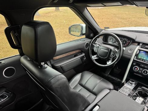 Used 2018 Land Rover Discovery HSE image 15