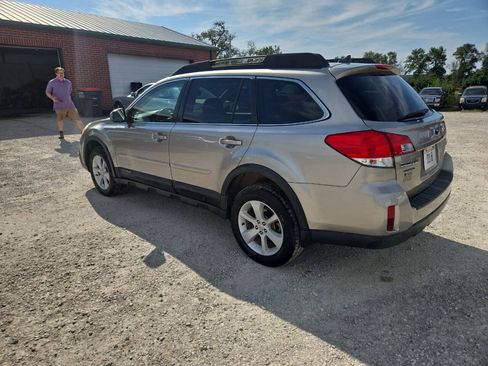 Used 2014 Subaru Outback 2.5i Premium w/ Accessory Value Package (OY1) AWD/4WD image 6