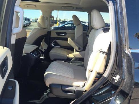 Used 2025 Nissan Armada Platinum image 9