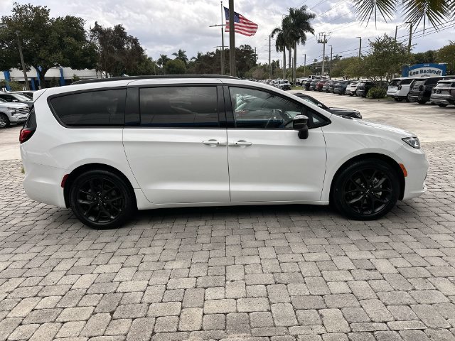 Used 2025 Chrysler Pacifica Limited FWD image 14