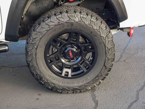 Used 2022 Toyota Tacoma TRD Off-Road image 11