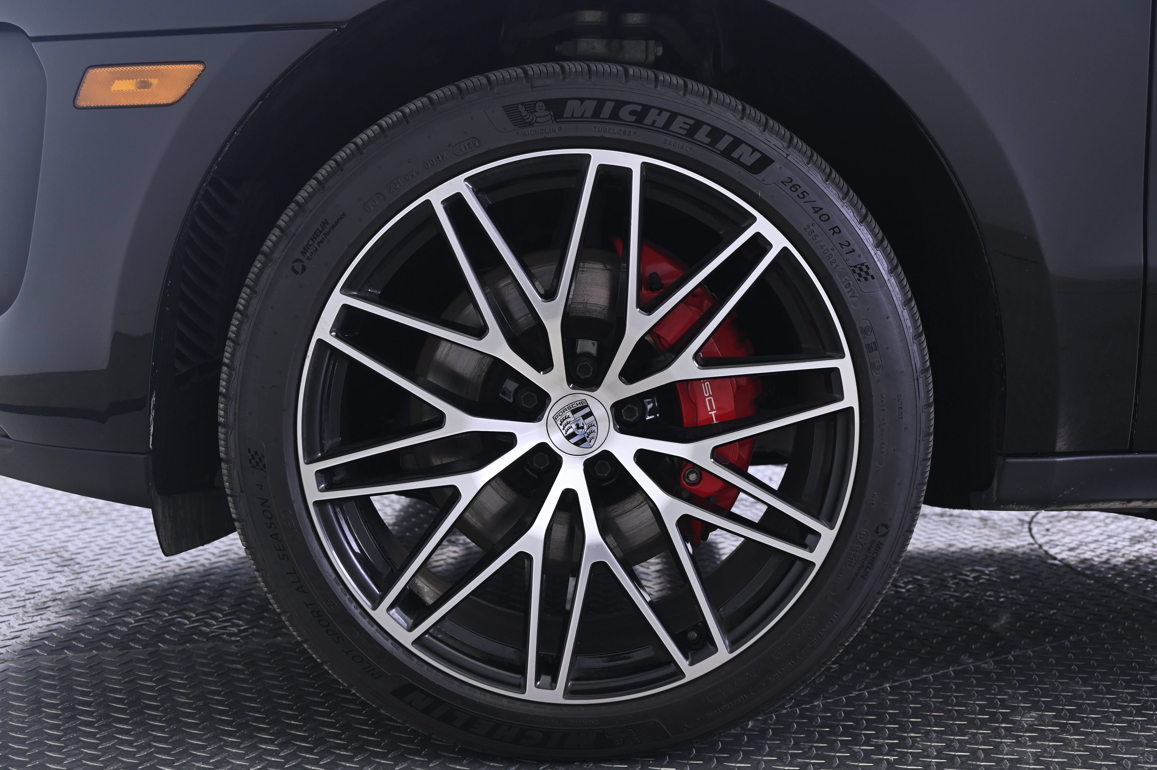 Certified 2023 Porsche Macan S AWD/4WD image 11