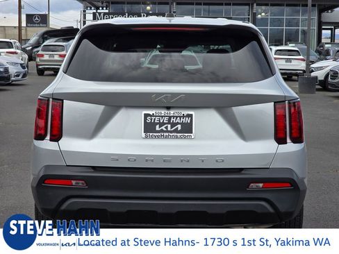 Used 2022 Kia Sorento LX image 4