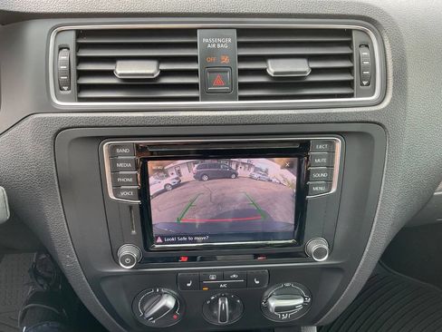 Used 2017 Volkswagen Jetta SE FWD image 19