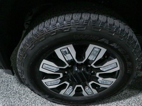 Used 2024 GMC Sierra 2500 Denali w/ Denali Reserve Package AWD/4WD image 11