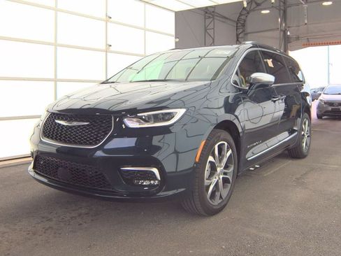 Used 2024 Chrysler Pacifica Pinnacle w/ Trailer Tow Group AWD/4WD image 2