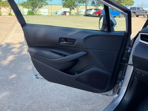 Used 2025 Toyota Corolla LE FWD image 18