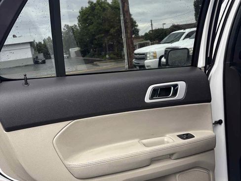 Used 2014 Ford Explorer XLT w/ Equipment Group 202A FWD image 9