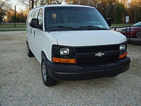 Used 2010 Chevrolet Express 1500 RWD image 3