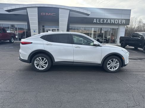 Used 2024 Buick Envista Preferred w/ Advanced Safety Package image 2