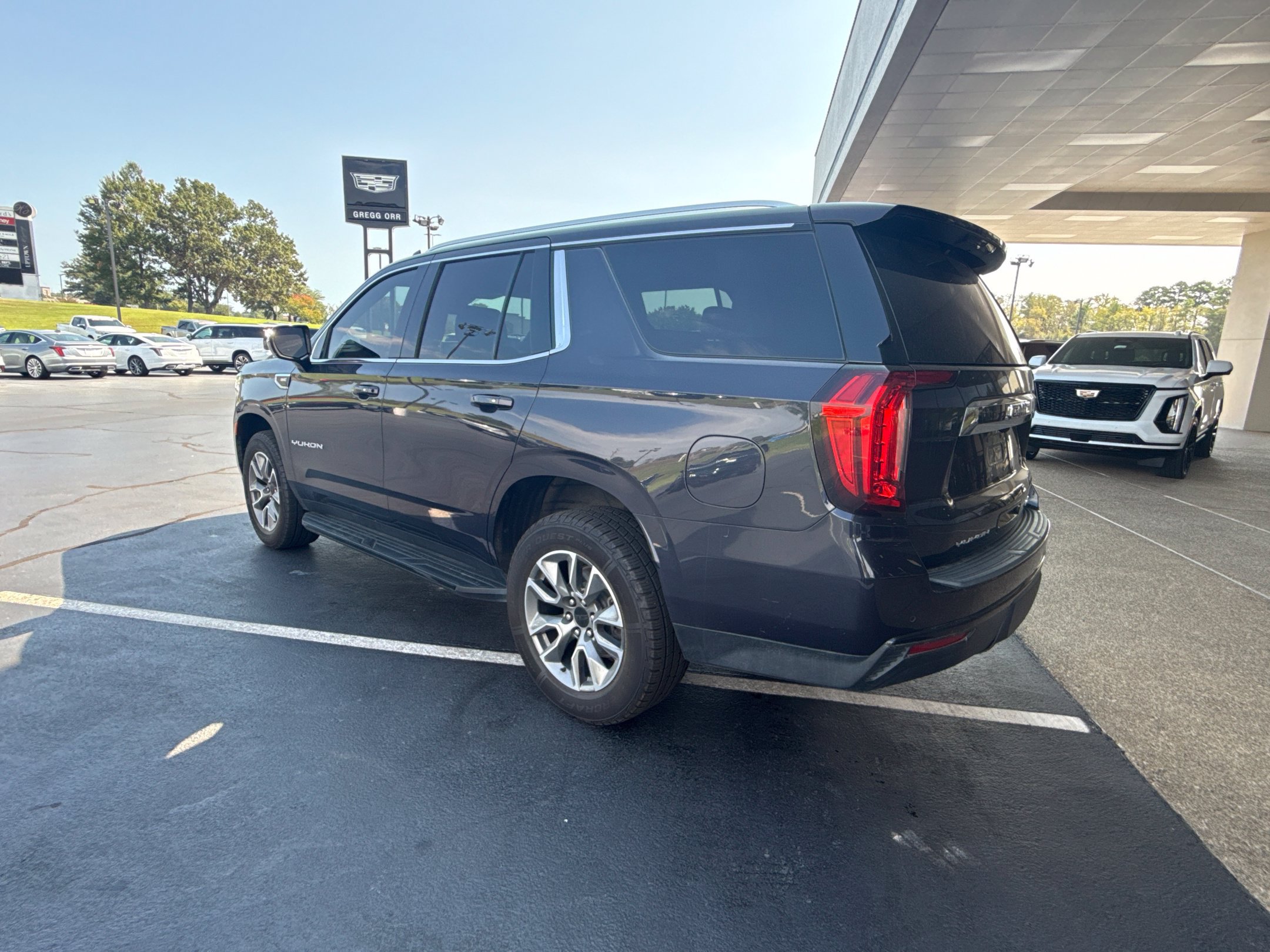 Used 2023 GMC Yukon SLE RWD image 3