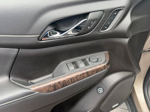 Used 2023 GMC Acadia Denali w/ Denali Ultimate Package FWD image 16