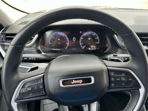 Used 2023 Jeep Grand Cherokee Laredo AWD/4WD image 22