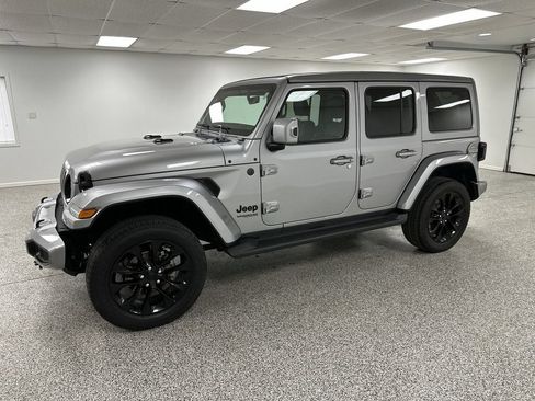 Used 2021 Jeep Wrangler Unlimited Sahara AWD/4WD image 4