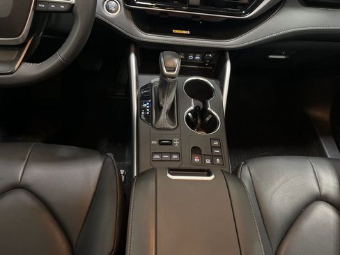 Used 2024 Toyota Highlander XLE image 11