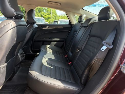 Used 2017 Ford Fusion SE w/ Fusion SE Technology Package FWD image 3