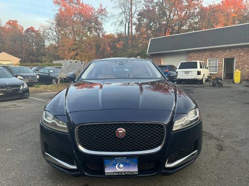 Used 2018 Jaguar XF Premium image 2