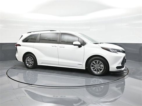 Used 2021 Toyota Sienna LE image 17