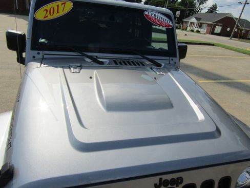Used 2017 Jeep Wrangler Unlimited Sahara AWD/4WD image 9
