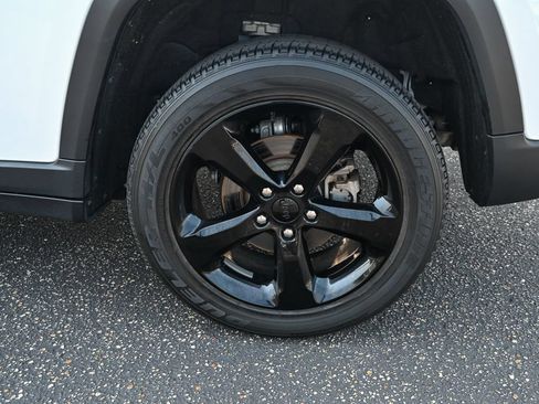 Used 2023 Jeep Grand Cherokee Altitude AWD/4WD image 13