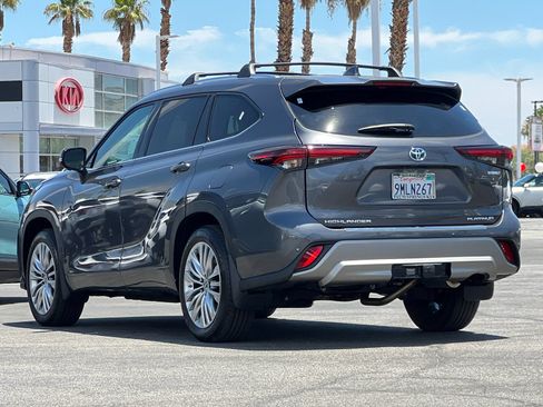 Used 2024 Toyota Highlander Platinum AWD/4WD image 5