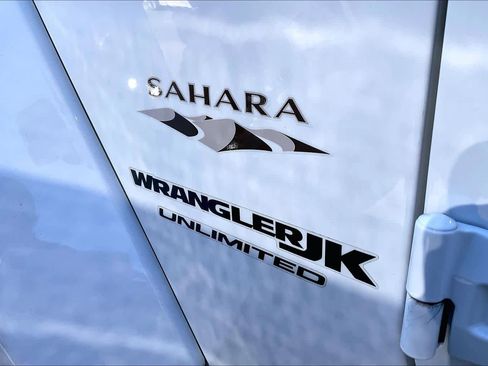 Used 2018 Jeep Wrangler Unlimited Sahara w/ Connectivity Group image 9