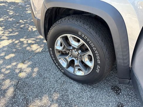 Used 2019 Jeep Cherokee Trailhawk AWD/4WD image 21