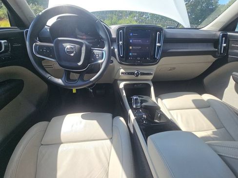 Used 2023 Volvo XC40 B4 Ultimate FWD image 4