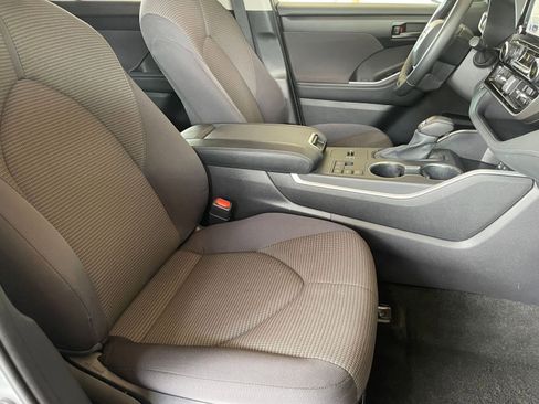 Used 2025 Toyota Highlander LE FWD image 38