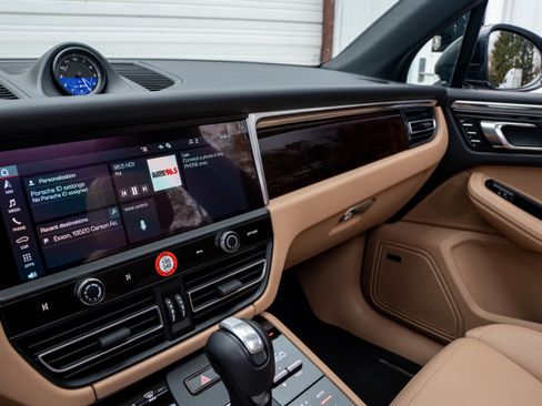 Certified 2025 Porsche Macan image 20