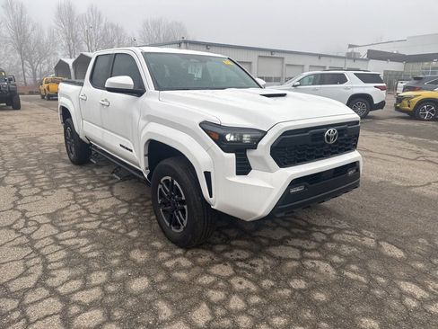 Used 2024 Toyota Tacoma TRD Sport image 4