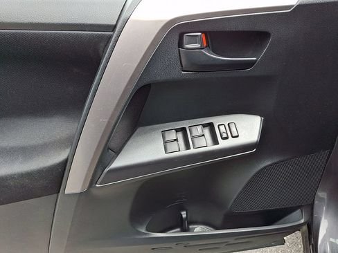 Used 2017 Toyota RAV4 LE AWD/4WD image 14