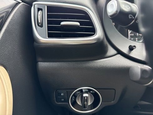 Used 2017 INFINITI QX30 Premium w/ Navigation Package image 18