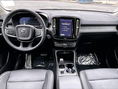 Used 2025 Volvo XC40 B5 Core w/ Protection Package Premier image 18