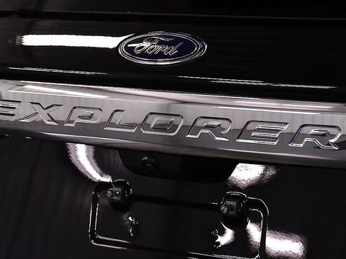 Used 2023 Ford Explorer Limited w/ Limited Technology Package image 10