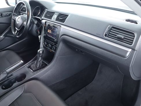 Used 2017 Volkswagen Passat 1.8T R-Line image 40